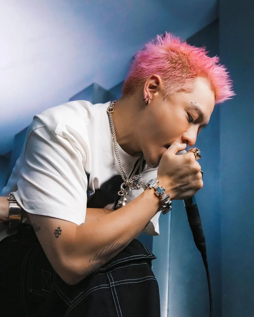 周湯豪在〈FLAMES〉歌曲中，特別認真練習高技巧的吼腔。（圖／環球音樂提供）