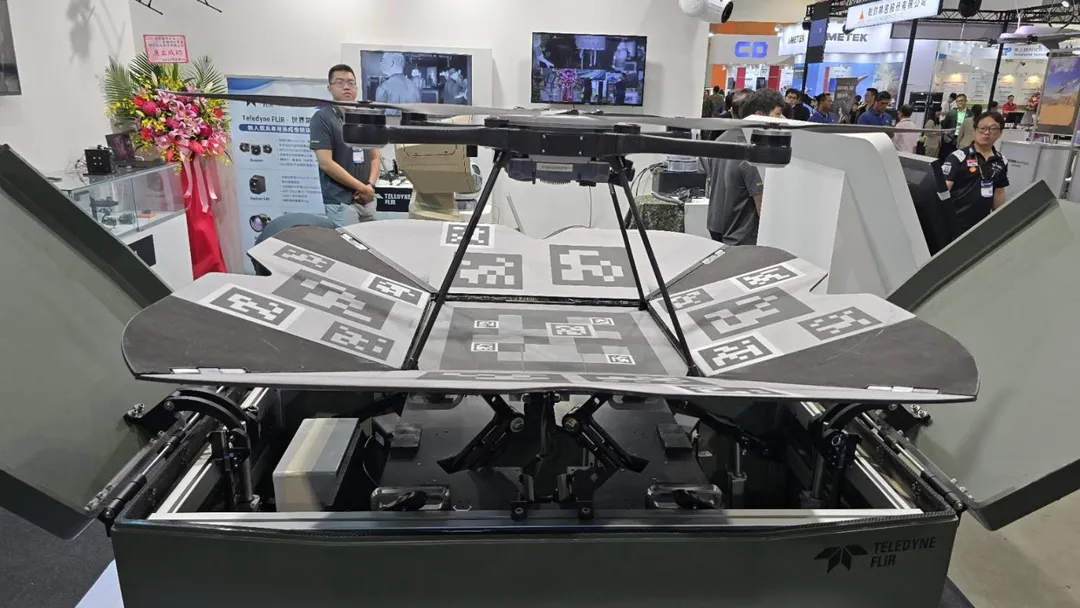 台北航太展首度展示的FLIR公司SkyRanger R70無人機、FLIR Sky Carrier無人機自動起降系統。(圖/科力航太)