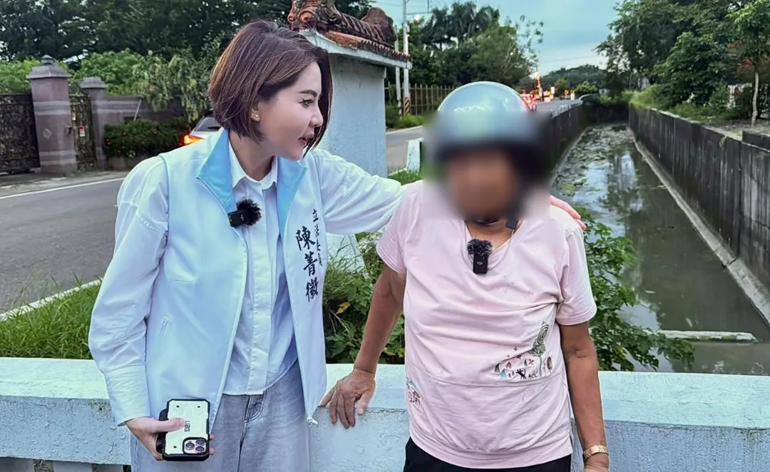陳菁徽前去關心那位攔轎申冤、為家鄉環境發聲的美濃阿婆。(圖取自陳菁徽臉書)