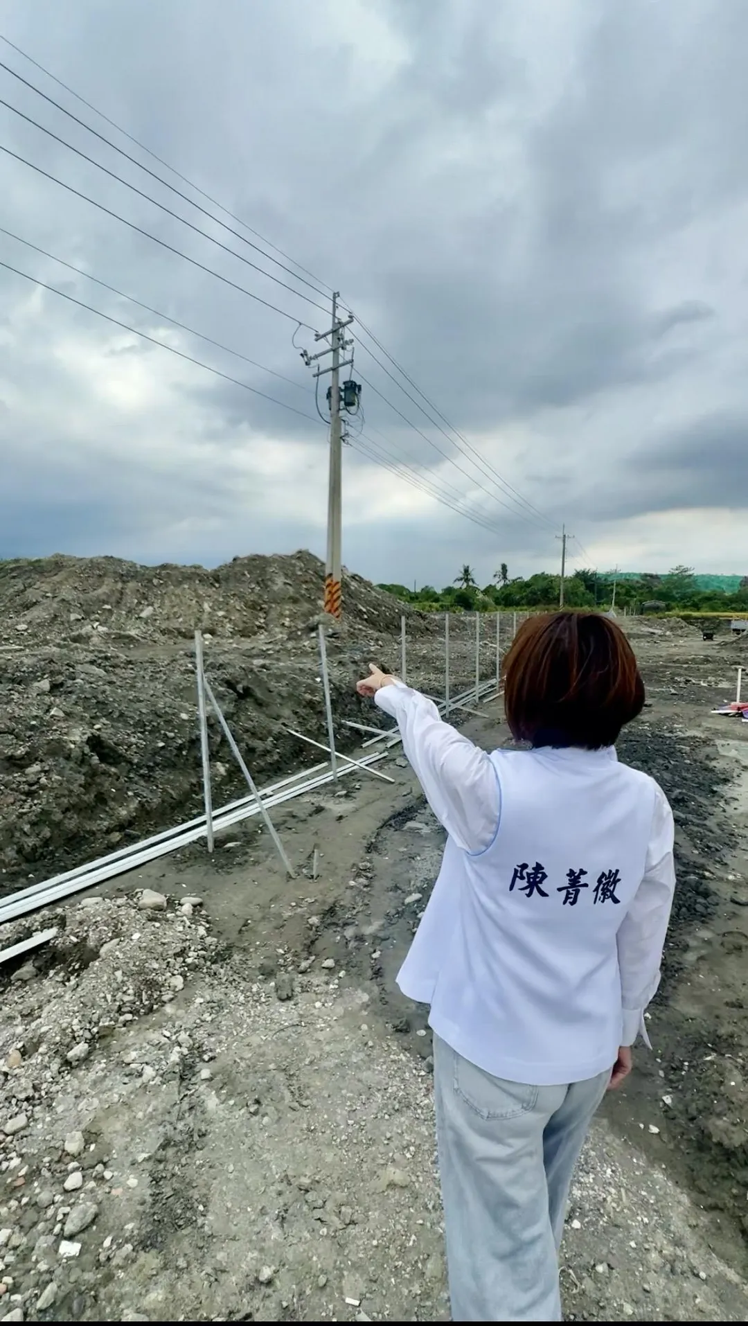 陳菁徽驚見現場趕搭鐵皮支架。(立委陳菁徽團隊提供)