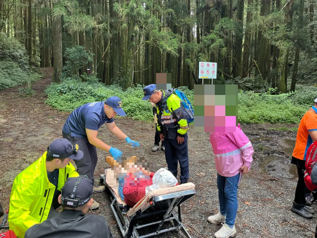 來自台中的登山團今日下午有名70歲女團員，不慎跌落阿里山鄉石山引水道10公尺邊坡。（圖/嘉義縣消防局提供）