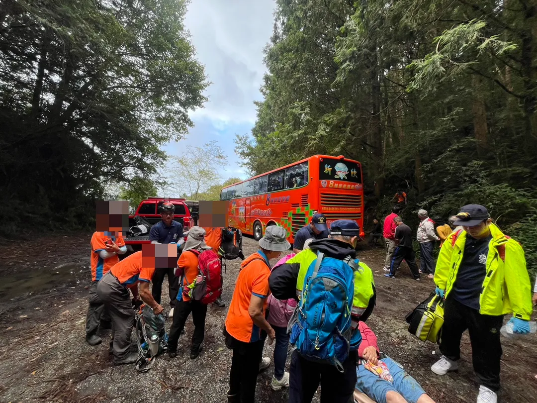 來自台中的登山團今日下午有名70歲女團員，不慎跌落阿里山鄉石山引水道10公尺邊坡，全身擦挫傷送醫。（圖/嘉義縣消防局提供）