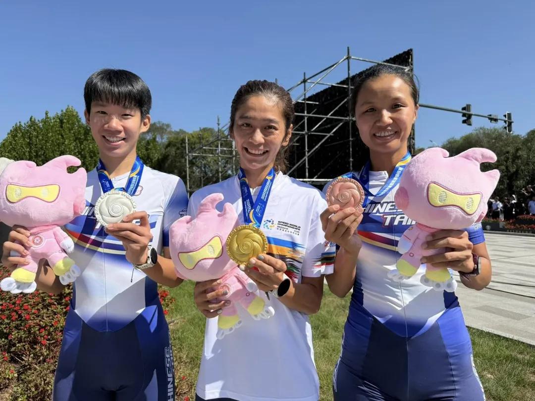 中華隊選手在女子馬拉松項目展現宰制力，劉懿萱（中）勇奪金牌，隊友施沛妤（左）摘下銀牌、李孟竹（右）獲得銅牌。（圖／翻攝自滑輪溜冰協會）