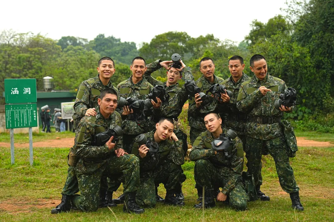 星兵們在節目中挑戰進入「毒氣室」。（圖／台視提供）