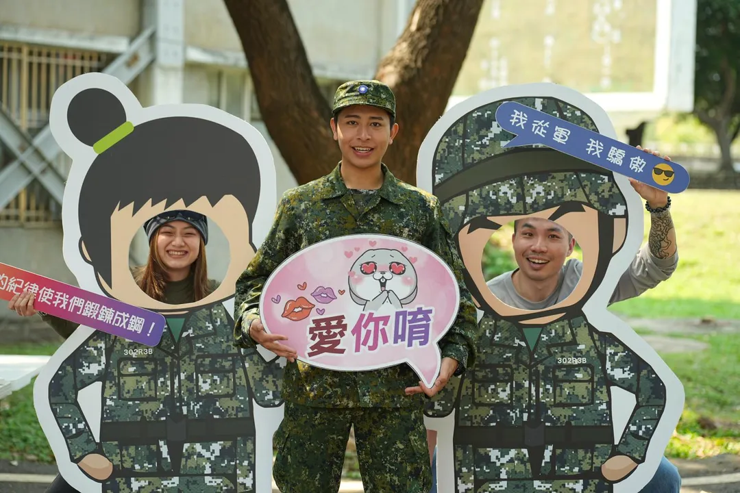 蓋瑞（中）邀請同事參加懇親會。（圖／台視提供）
