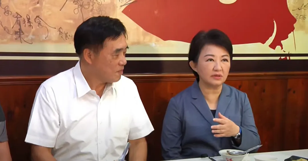 郝龍斌今拜會盧秀燕,兩人一起吃播「台中小吃之旅」。(圖/中天新聞)