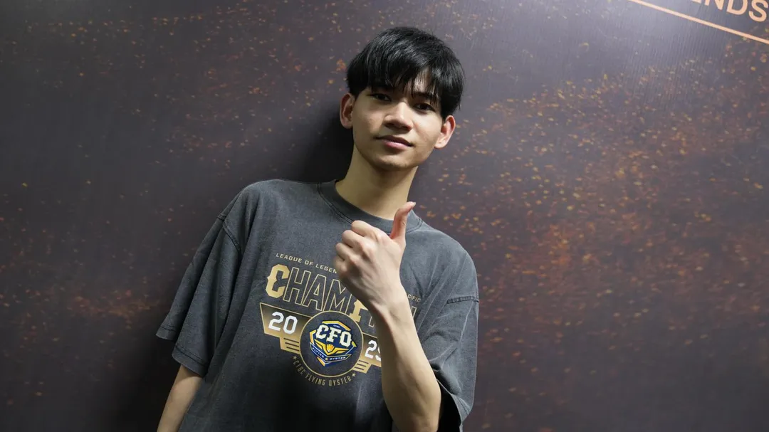 18歲的中路選手HongQ以精彩的操作驚豔全場,也獲得冠軍賽MVP,受訪時特別換上冠軍紀念T恤感謝粉絲們的支持鼓勵。(圖/中信飛牡蠣提供)