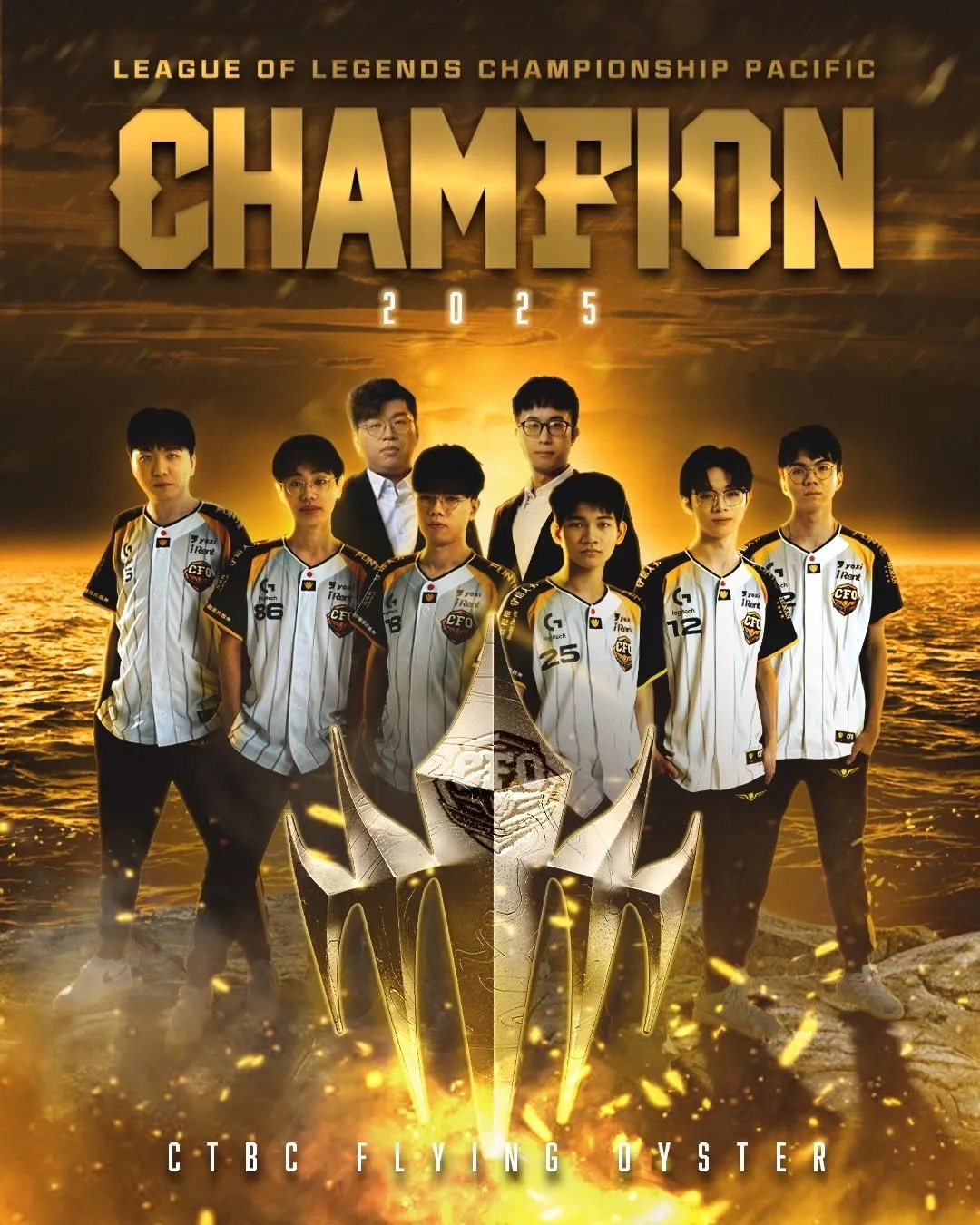 CFO贏得2025LCP年度冠軍,成員包括(前排左起)上路Rest與Driver、輔助Kaiwing、中路HongQ、射手Doggo、打野JunJia,以及教練Chawy(後排右)、Wulala(後排左)。(圖/中信飛牡蠣提供)