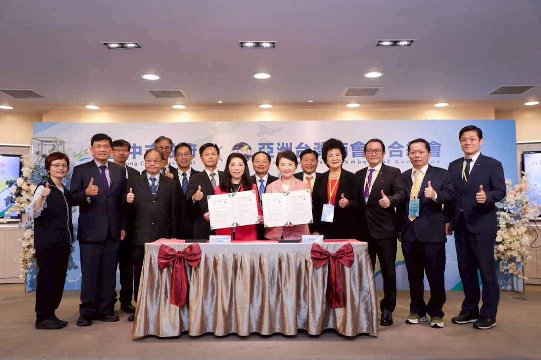 盧秀燕22日與亞洲台灣商會聯合總會會長陳舒琴正式簽署「三合一綠色通道」合作備忘錄。（圖/台中市府提供）