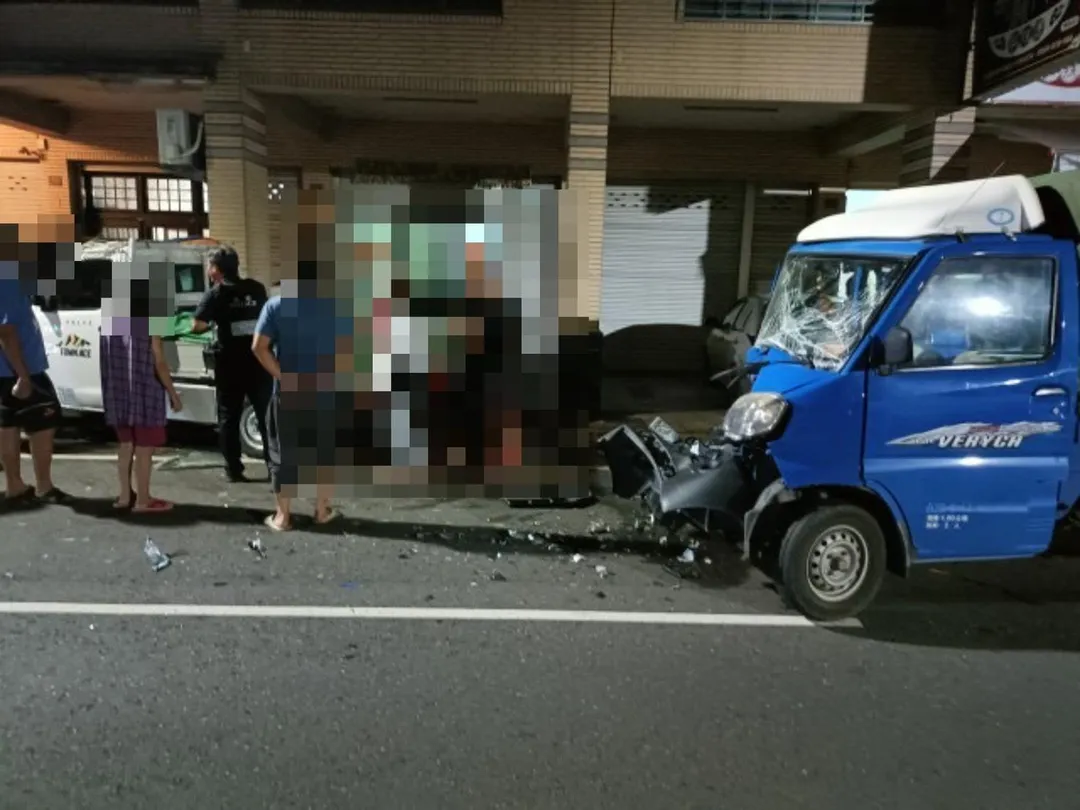高雄市橋頭區昨(21)日晚間發生一起嚴重酒駕事故,一名61歲曾姓男子酒後駕駛小貨車,失控追撞路邊停放車輛,造成連環撞擊。(圖/警方提供,下同)