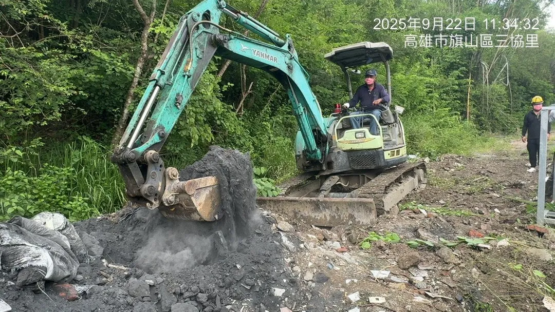 高雄旗山馬頭山自然生態保育區今年初遭非法棄置廢棄物，市府依法對7行為人開罰並限期清理。（圖／高雄環保局提供）