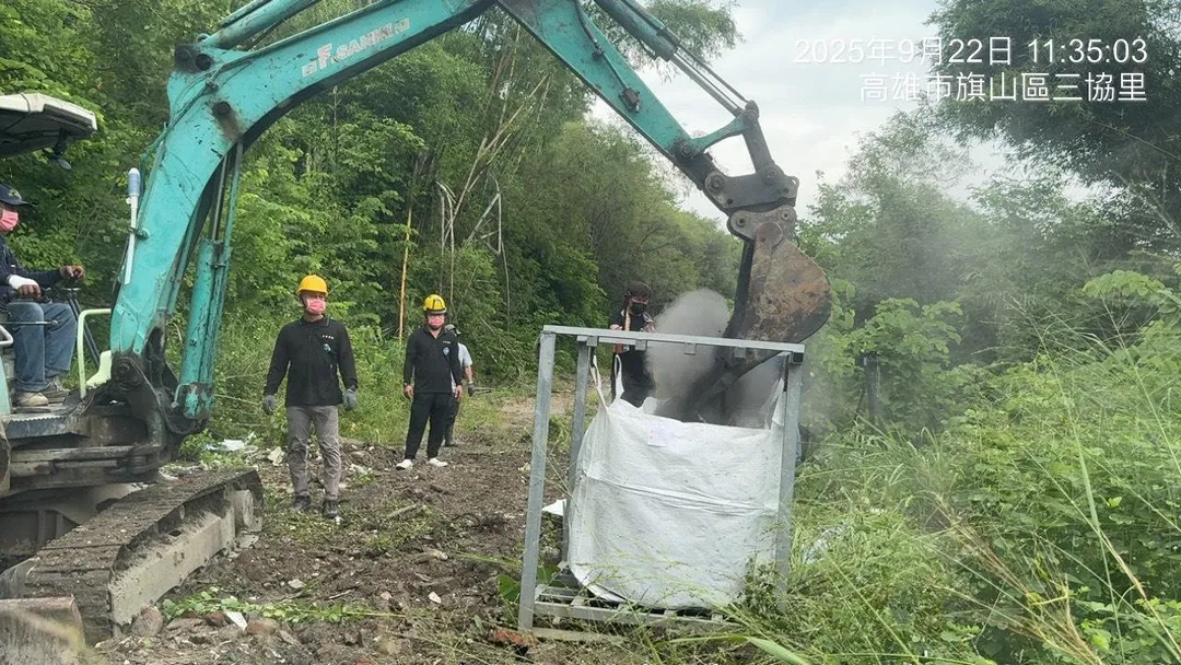 環保局進場代為清理。（圖／高雄環保局提供）