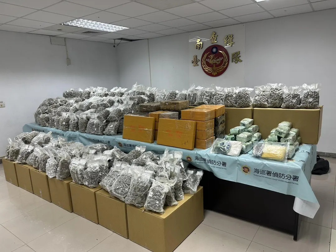 海巡署偵防分署台南查緝隊在鵝鑾鼻西南方約128浬海域，查獲市價高達新台幣15億元、共重達718公斤的各式毒品。（圖／海巡署提供）