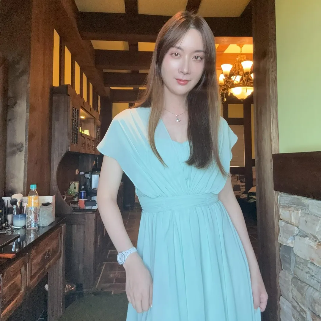 曾有「最美檢察官」美譽的陳漢章，在今年8月底正式卸下檢察官職務轉任律師後，近日以伴娘身分出席好友婚禮，展開人生新篇章。（圖／樂樂律師·前樂檢）