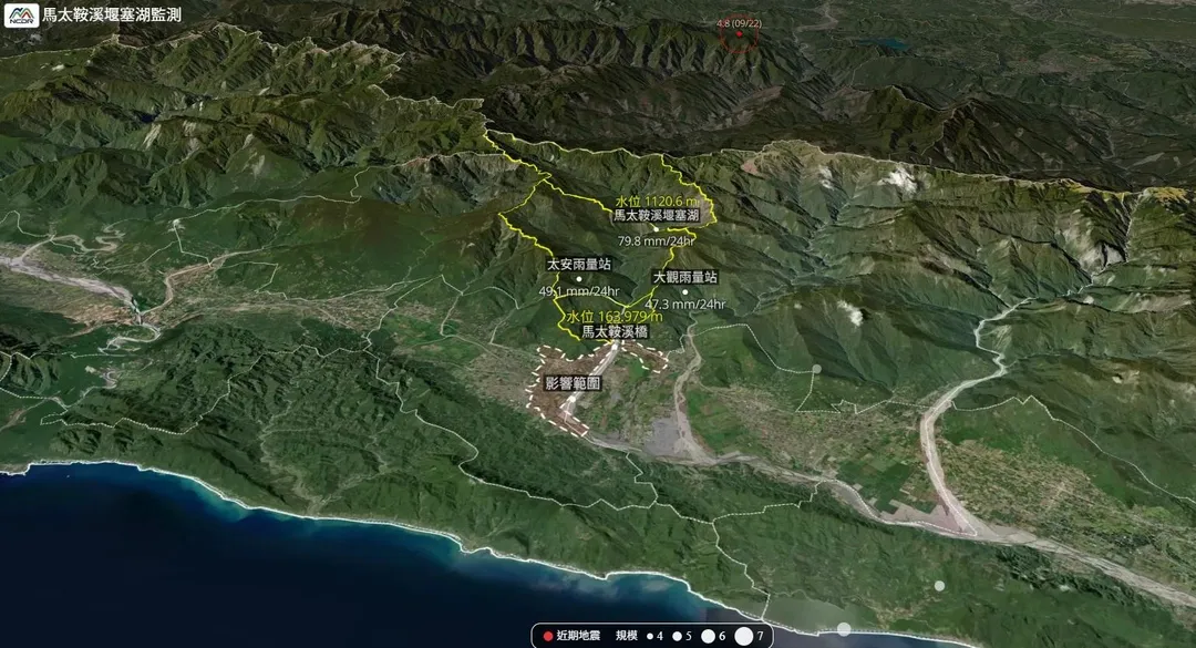 受颱風樺加沙影響，馬太鞍溪堰塞湖水位暴漲，周邊緊急堆起太空包。（圖／翻攝畫面）
