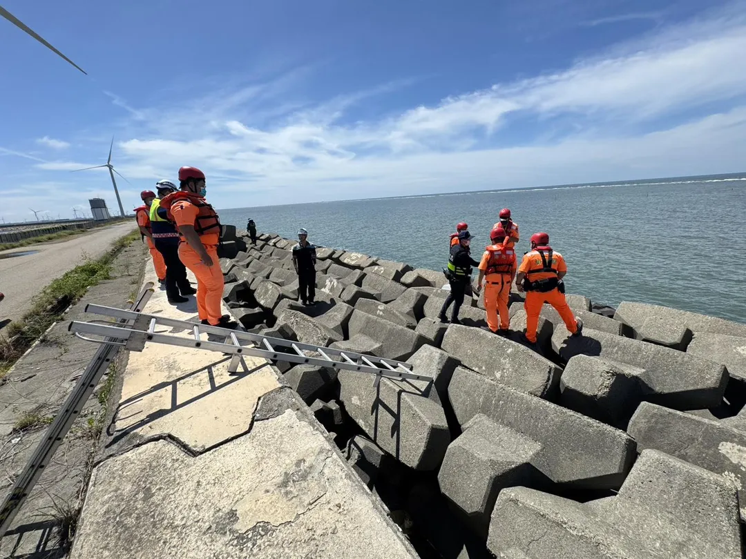 彰化線西海堤發現一具男性浮屍卡在消波塊中。(圖/翻攝畫面)