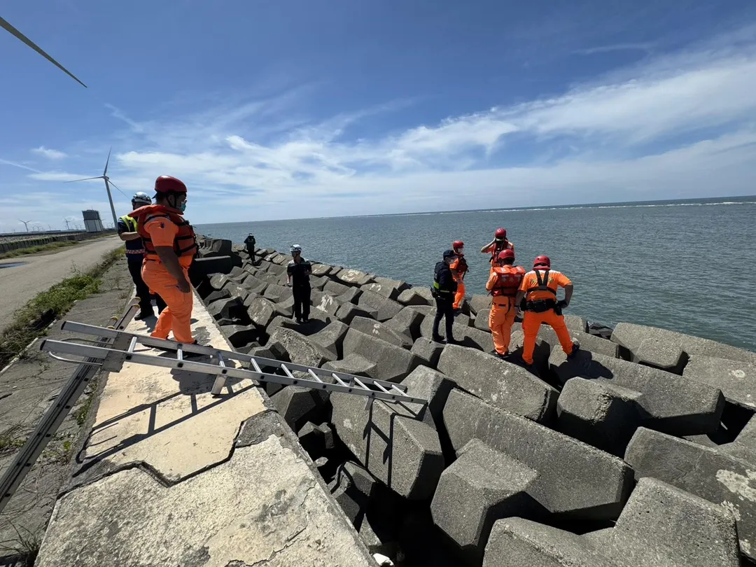 彰化線西海堤發現一具男性浮屍卡在消波塊中。(圖/翻攝畫面)