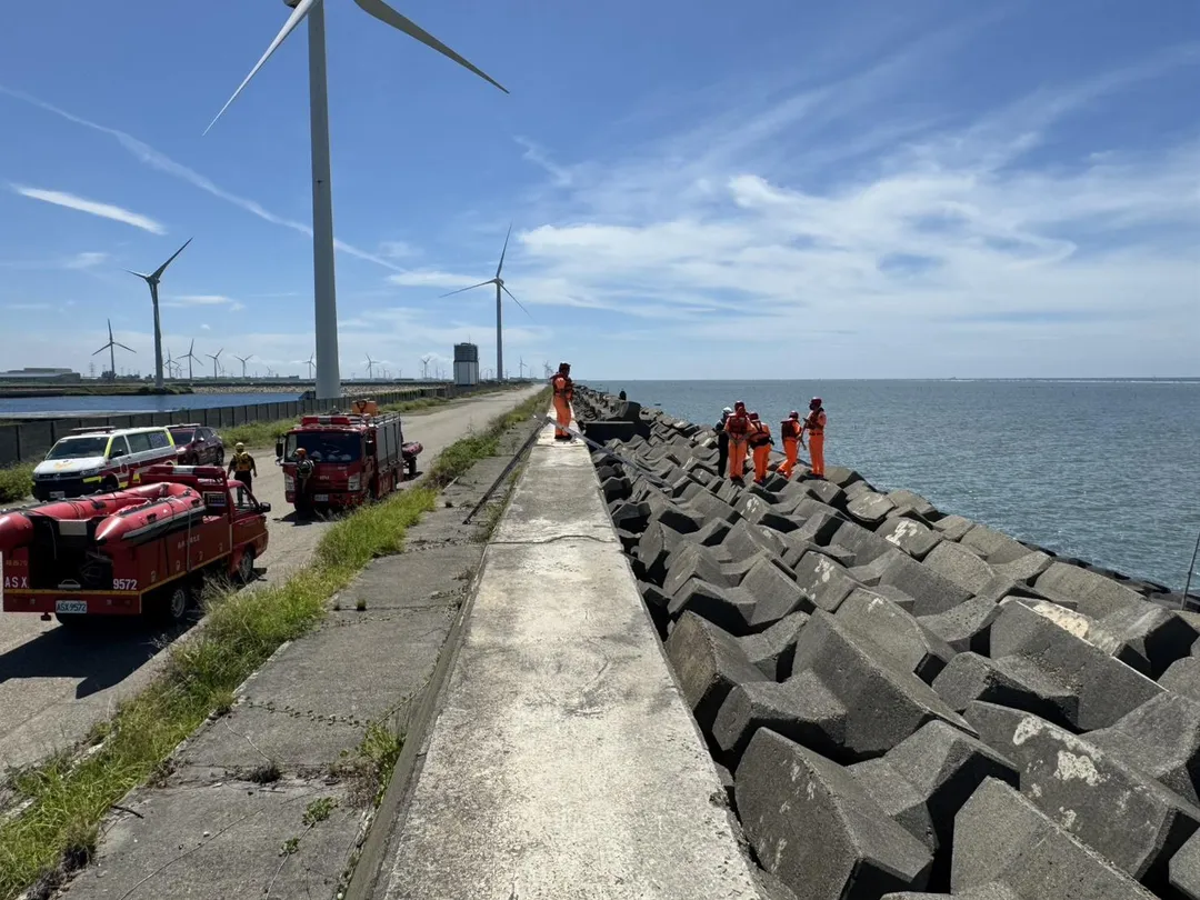 彰化線西海堤發現一具男性浮屍卡在消波塊中。(圖/翻攝畫面)