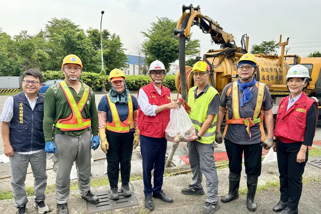面對樺加沙颱風來襲，高市府應變中心今日已一級開設，市長陳其邁親赴小港區、林園區等地視察防颱整備工作。（圖/高市府水利局提供）