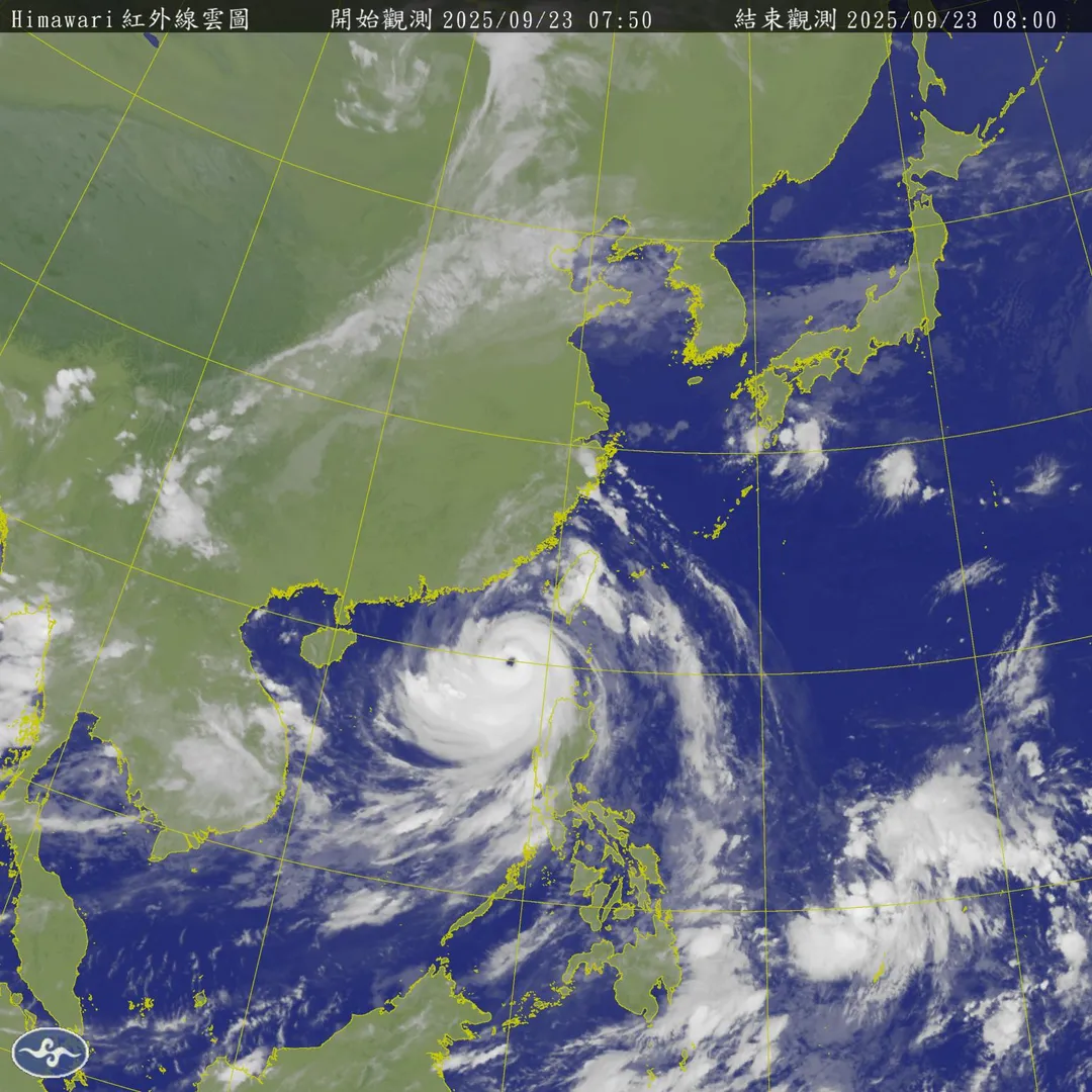 樺加沙颱風中心目前在鵝鑾鼻西南方海面,向西北西進行。(圖/中央氣象署)