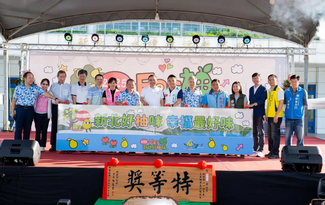 新北市長侯友宜與特等獎得主大合影。（圖／八里區農會提供）
