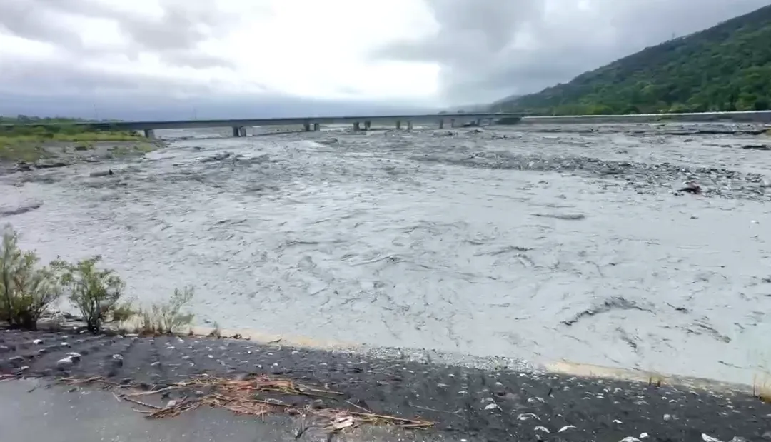 花蓮馬太鞍溪堰塞湖23日下午壩頂溢流，大量泥水湧入下游光復鄉，造成慘重傷亡。（圖／中天新聞）