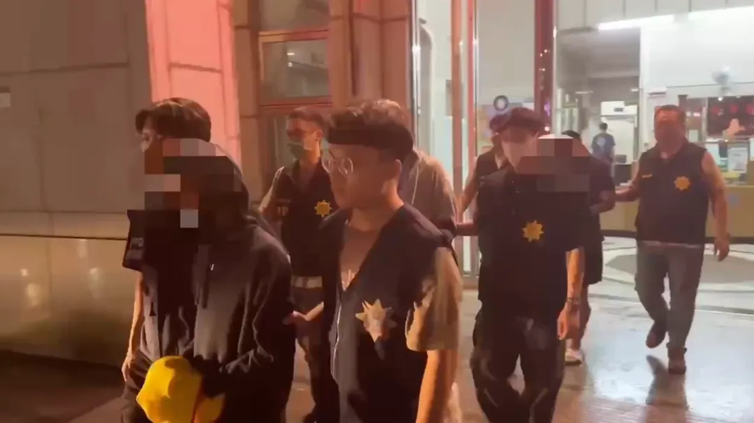 警方逮捕涉嫌恐嚇景美夜市攤商的黃姓主嫌,共3人帶返警局偵訊。(圖/警方提供)