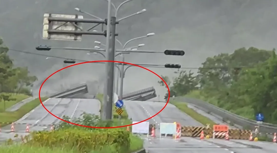 洪峰在23日下午3點08分抵達馬太鞍溪橋，橋面在強大水流衝擊下整座被沖斷，直接隨著巨大的水流沖刷聲翹起，然後伴隨著滾滾黑流被沖走。（圖/翻攝畫面）
