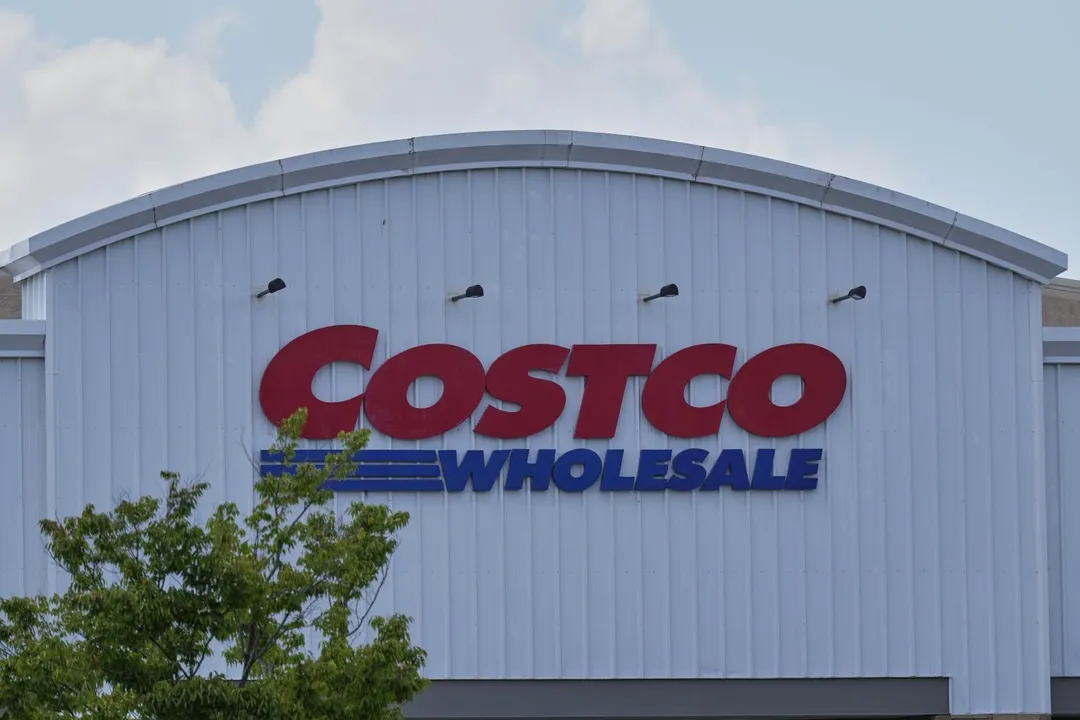 好市多(Costco)停車場出現停車方向爭議,有會員發現儘管賣場明確公告「請由車頭先進」,但現場仍有許多車主選擇倒車入庫,引發網路熱議。(資料圖/中天新聞)