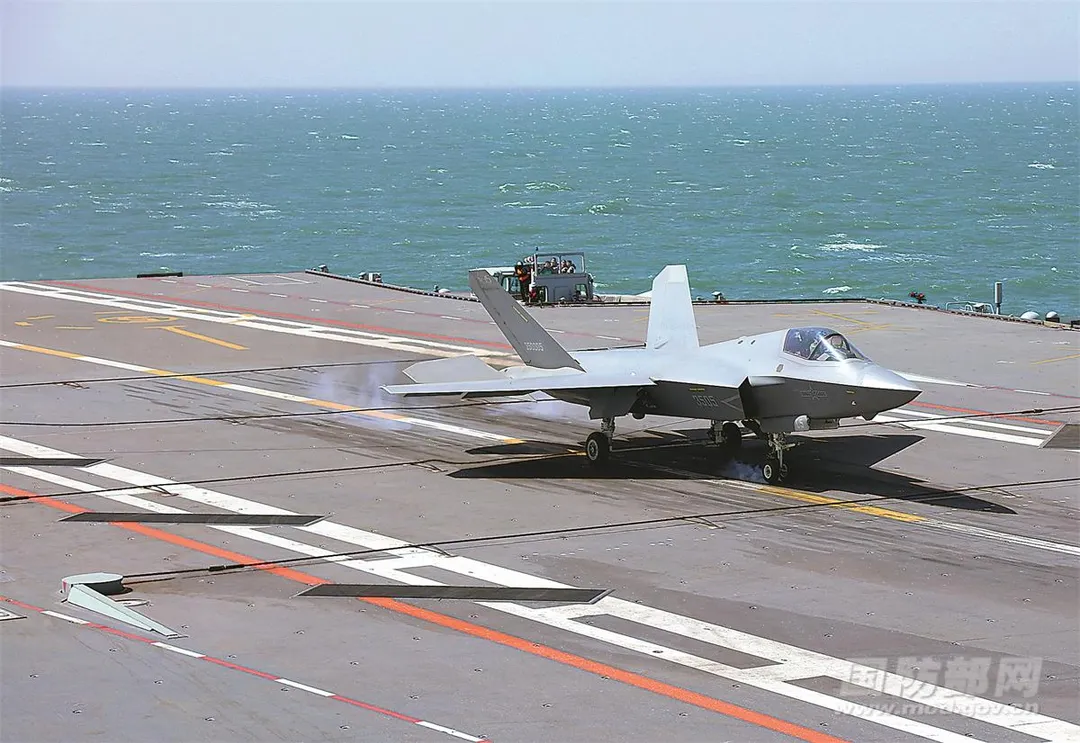 殲35匿蹤戰機降落在福建號。(圖/大陸國防部)