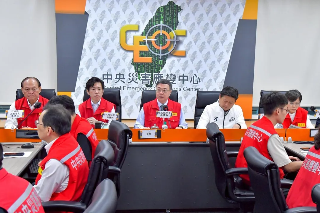 卓榮泰23日赴中央災害應變中心視察。（圖/翻攝卓榮泰臉書）