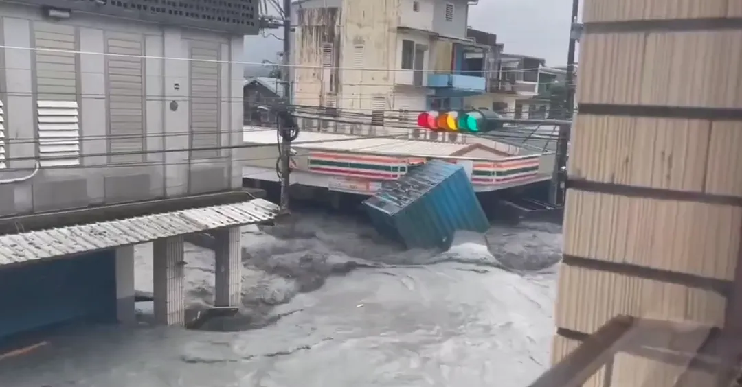 花蓮縣馬太鞍溪堰塞湖溢流災害事件中，不少民眾家園被摧毀。（圖／翻攝畫面）