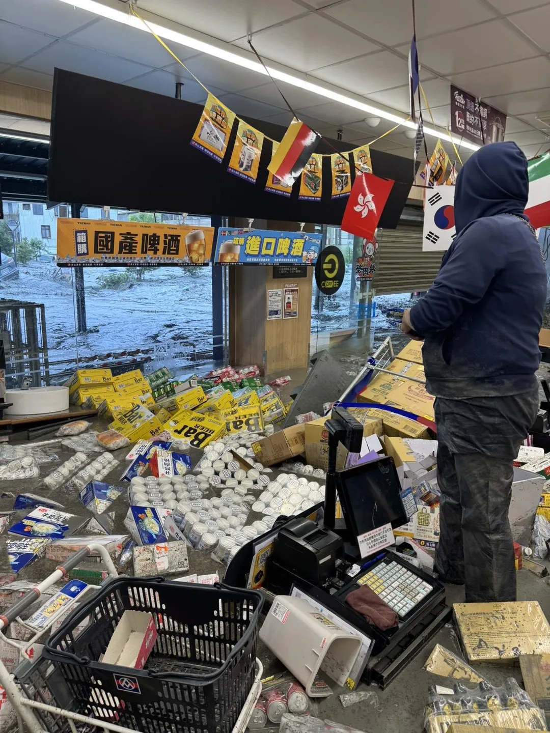 馬太鞍溪堰塞湖溢流，光復鄉全聯遭洪水侵襲。（圖／翻攝畫面）