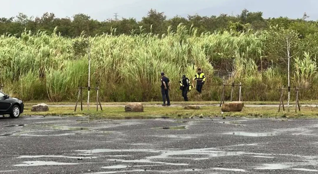 宜蘭縣羅東壘球場停車場旁的草叢,今日發現一具遺體,且已明顯蠟化難以辨識。(圖/翻攝畫面)