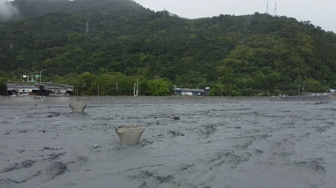 馬太鞍溪橋遭洪水沖斷。（圖／中天新聞）
