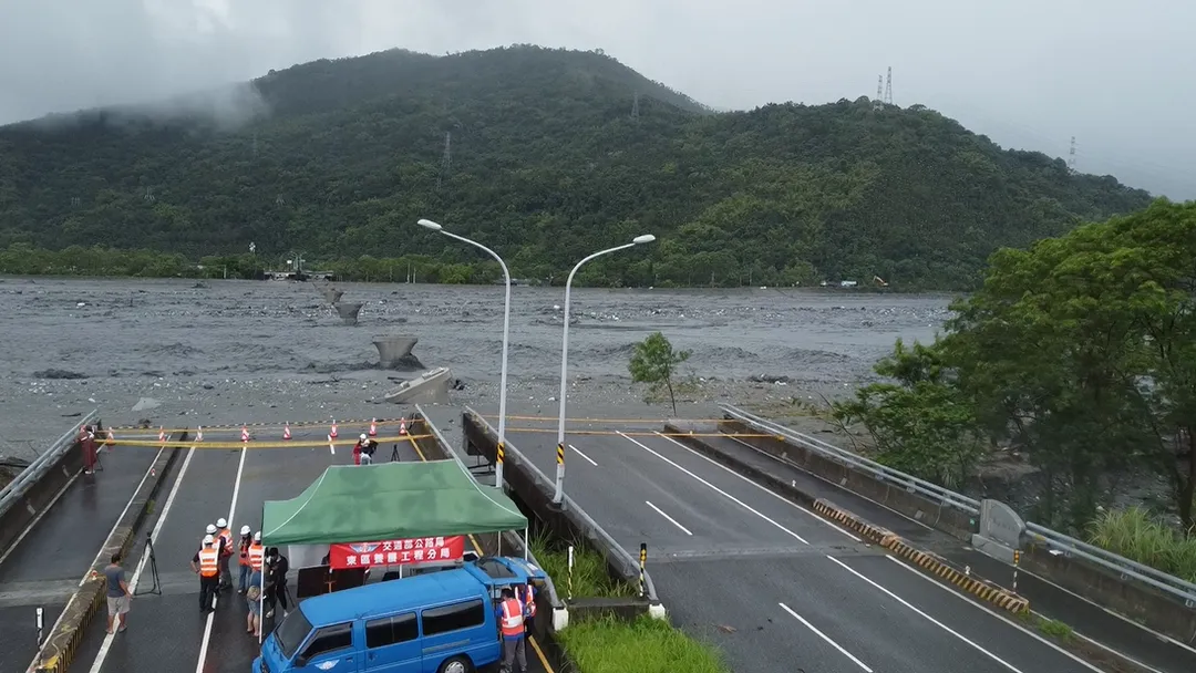 馬太鞍溪橋遭沖毀。(圖/中天新聞)