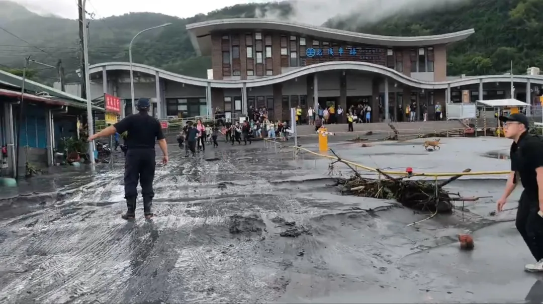 警消撤離車站民眾。（圖／中天新聞）