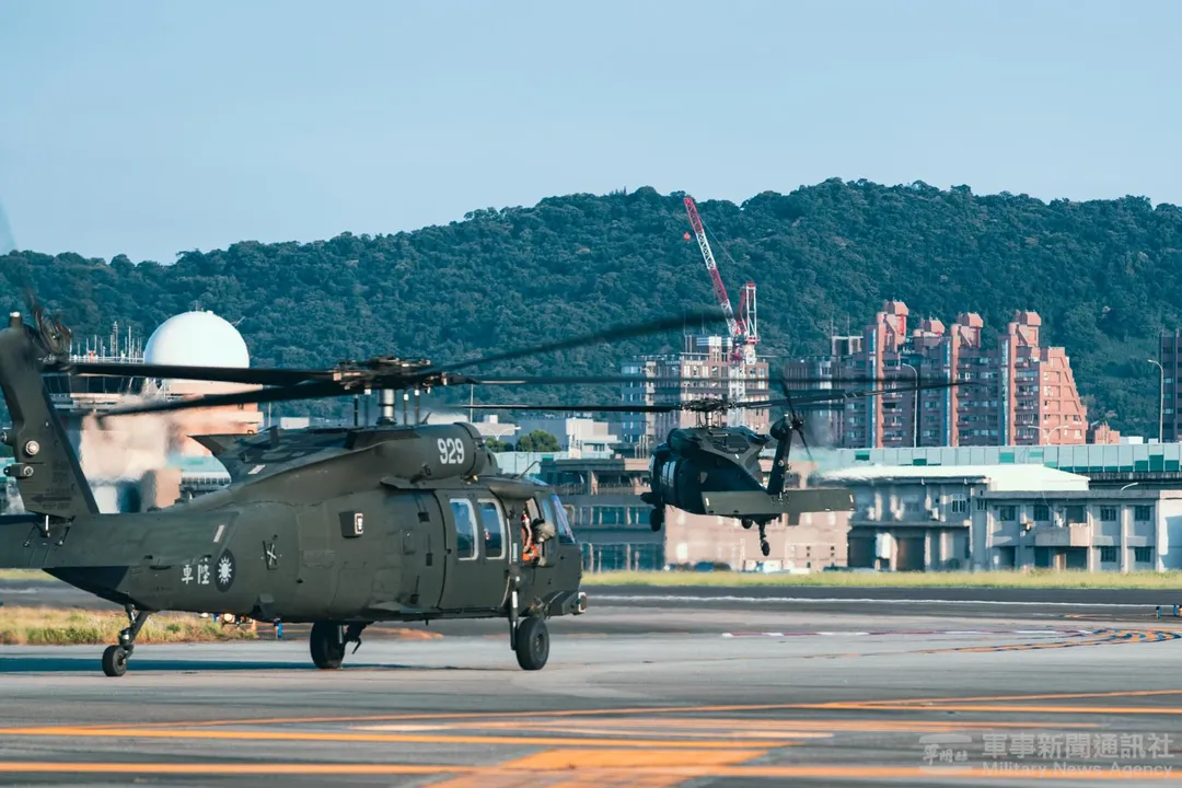 陸航UH-60M將由松山機場起飛，前往總統府上空勘察航線。(圖/軍聞社)