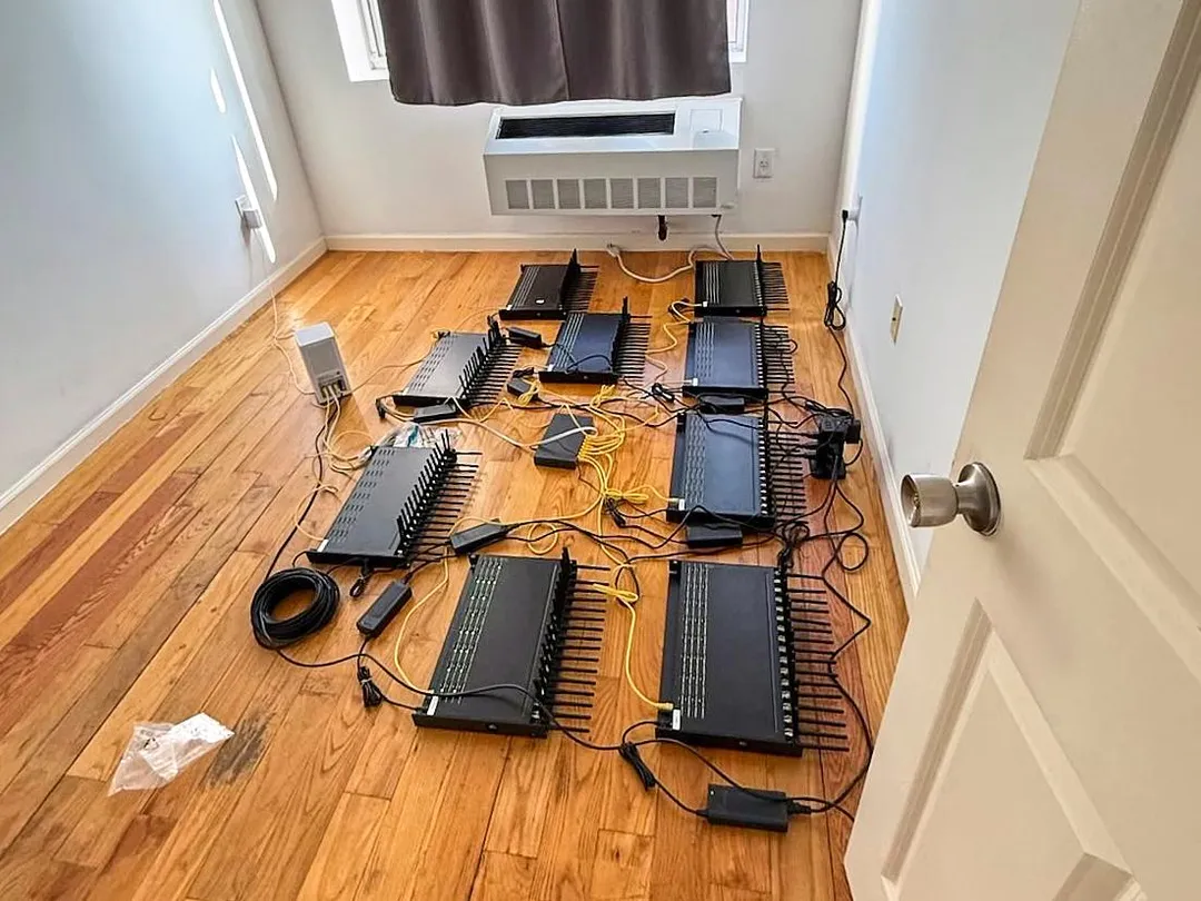 美國特勤局在紐約地區發現並查獲一個可能危及通訊安全的大規模非法設備網路。(圖/美聯社)