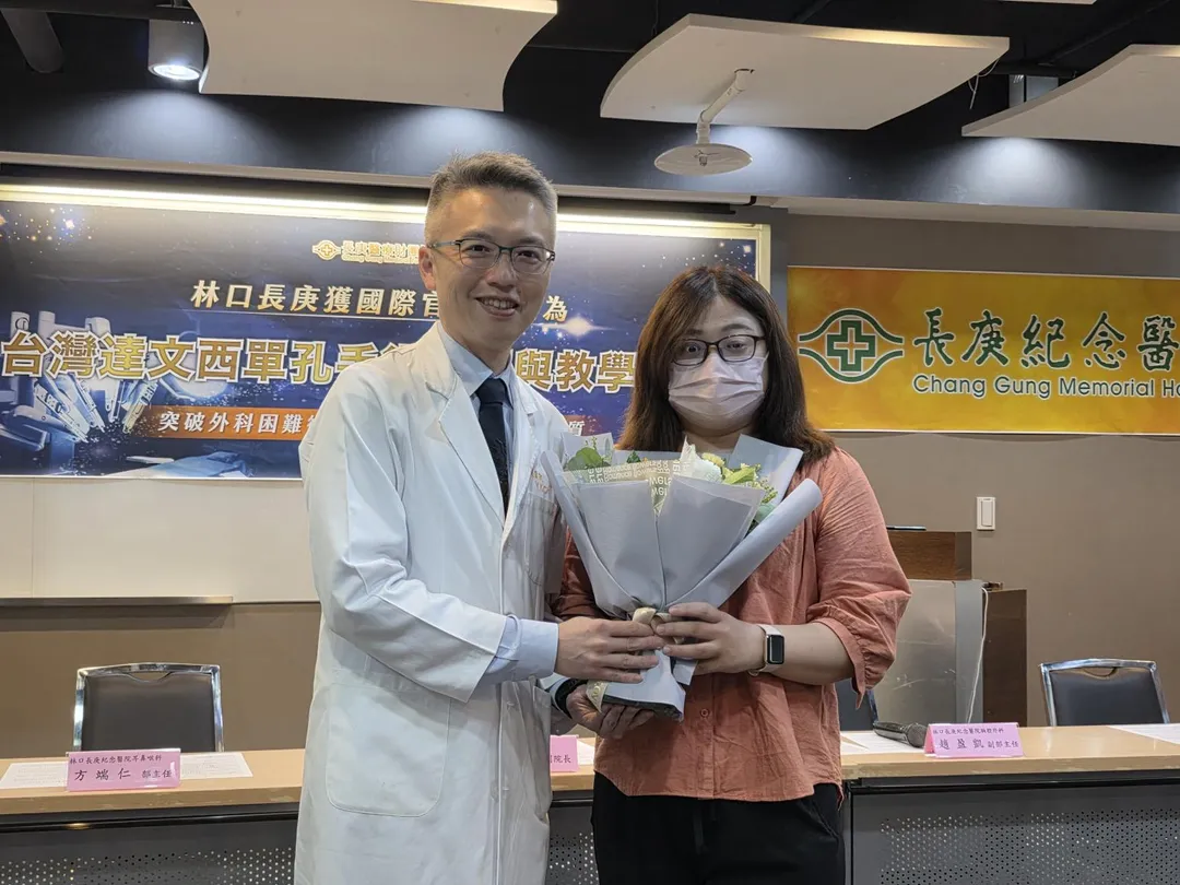 趙盈凱主任(左)以單孔機器手臂幫助重症肌無力病患謝小姐(右)重拾嶄新生活。(圖/長庚醫院)