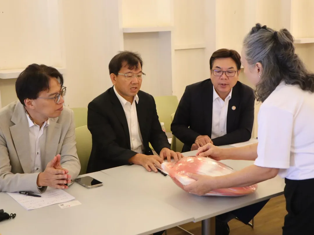 新加坡的海葬，由政府指定區域，將骨灰放置於特殊材質容器，在海上可漂浮約20 ～30分鐘後慢慢沈入海底。(圖/新北市府)