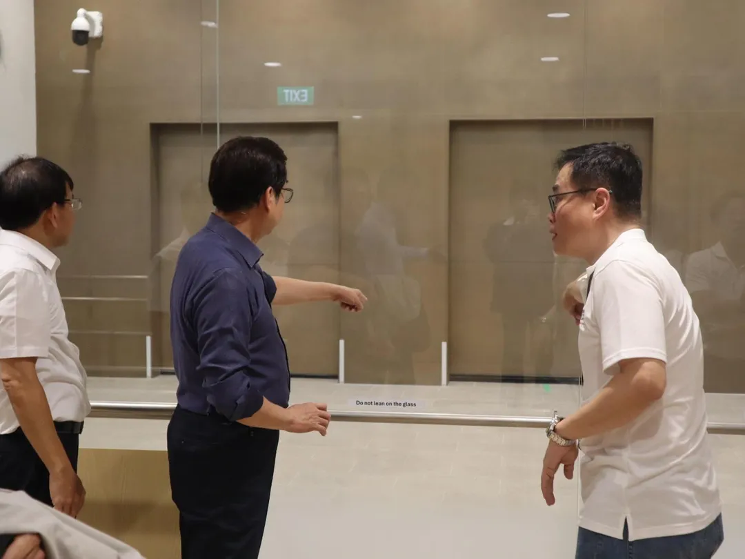 新加坡萬禮火化場增設自動化火化系統，大體送達火化場後，至火化完成均透過自動引導車提供全程服務。(圖/新北市府)