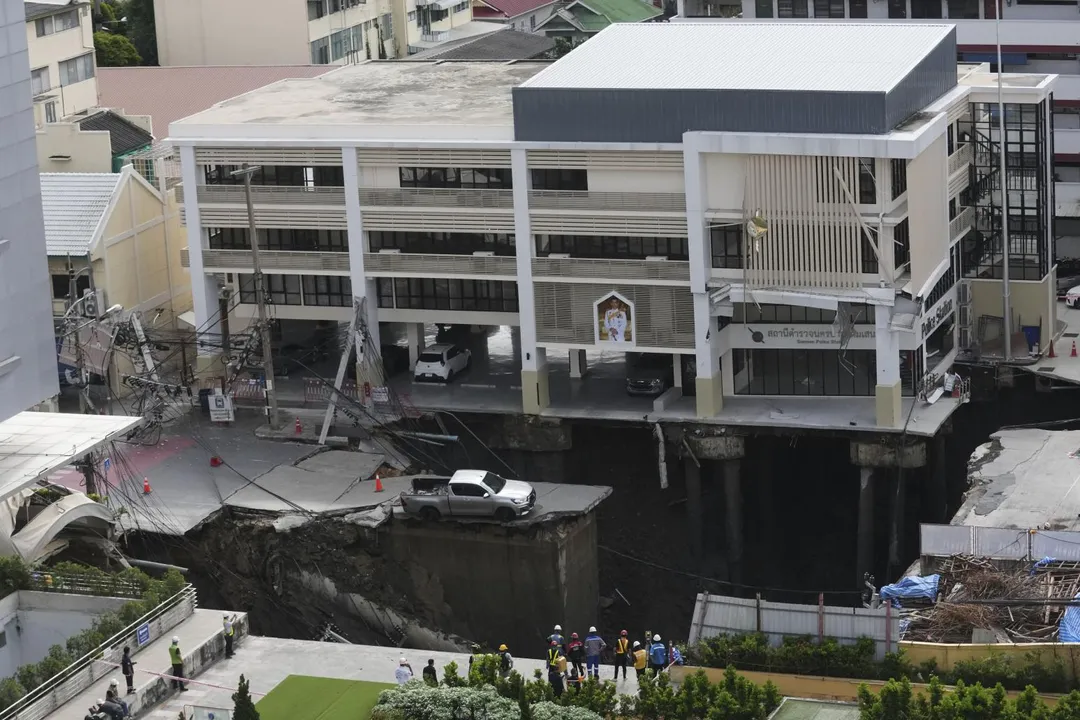 曼谷市中心路面突然塌陷,出現超大範圍的天坑。一旁醫院的地基部份遭淘空。(圖/美聯社)