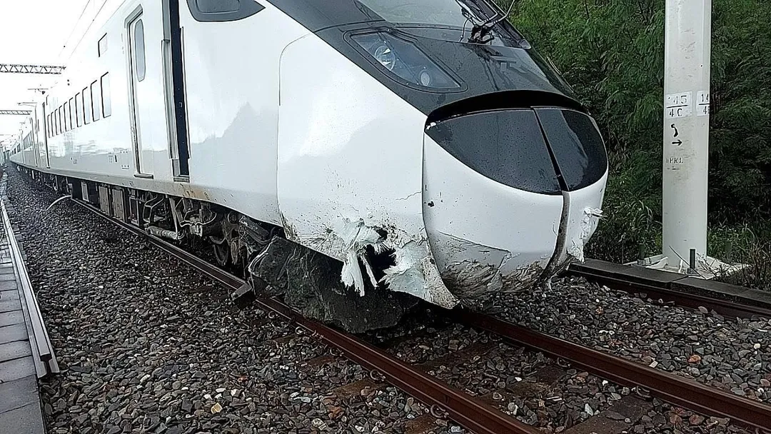 列車車頭毀損。（圖／台鐵提供）
