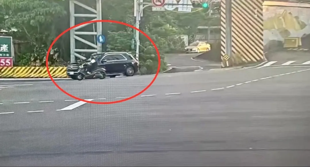 機車騎士遭撞飛送醫不治。（圖／翻攝畫面）