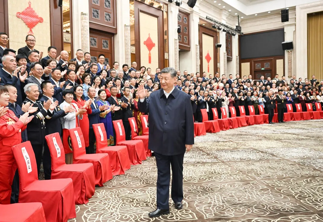 習近平接見新疆各族各界代表、地方官員。（圖／新華社）