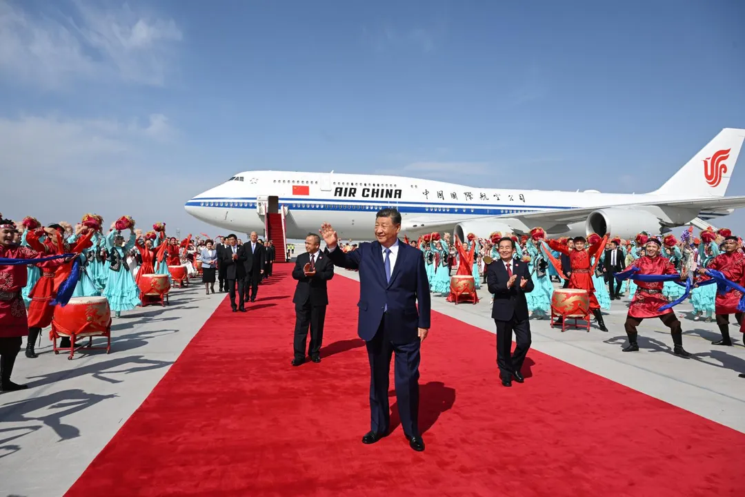 大陸國家主席習近平23日搭專機抵新疆烏魯木齊。（圖／新華社）