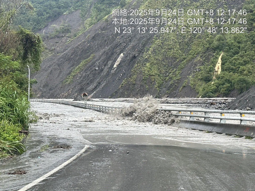 受樺加沙颱風影響，高雄荖濃溪河水暴漲夾帶土石流，沖毀台20臨93線便道勤和至復興路段。（圖／公路局網站）
