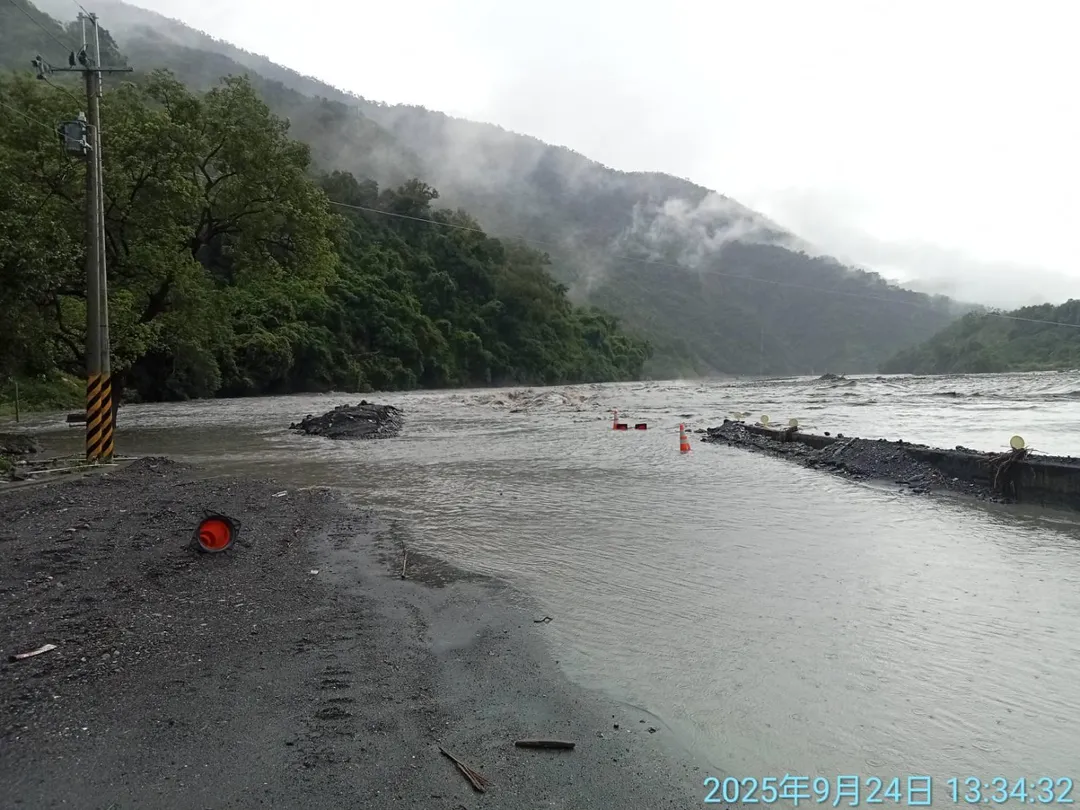 受樺加沙颱風影響，高雄荖濃溪河水暴漲夾帶土石流，沖毀台20臨93線便道勤和至復興路段。（圖／公路局網站）