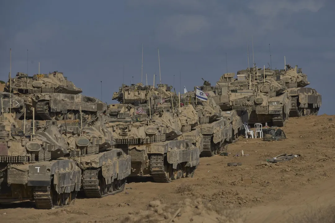 以軍坦克停在靠近加薩走廊邊境的集結地。(圖/美聯社)